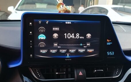 Toyota C-HR I рестайлинг, 2022 год, 1 600 000 рублей, 11 фотография