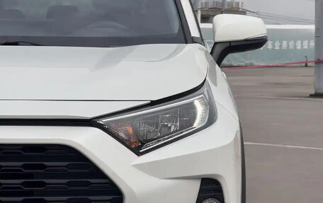 Toyota RAV4, 2021 год, 1 800 000 рублей, 7 фотография