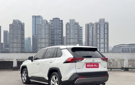 Toyota RAV4, 2021 год, 1 800 000 рублей, 4 фотография