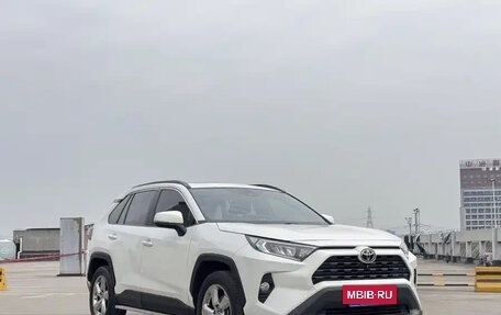 Toyota RAV4, 2021 год, 1 800 000 рублей, 3 фотография