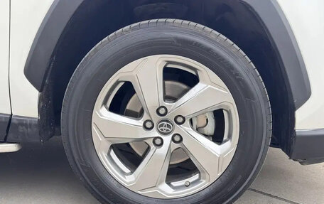 Toyota RAV4, 2021 год, 1 800 000 рублей, 11 фотография
