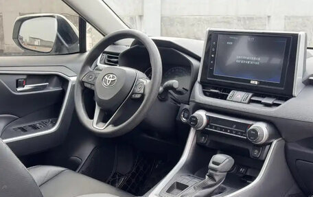 Toyota RAV4, 2021 год, 1 800 000 рублей, 9 фотография