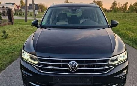 Volkswagen Tiguan II, 2021 год, 2 600 000 рублей, 2 фотография