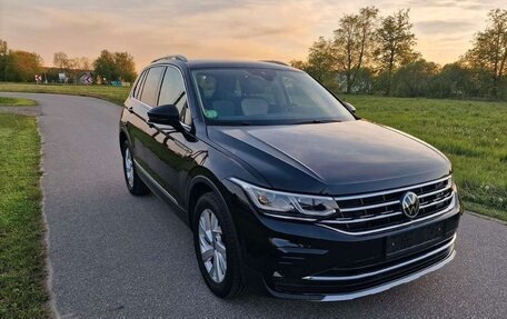 Volkswagen Tiguan II, 2021 год, 2 600 000 рублей, 3 фотография