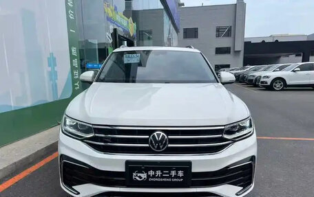 Volkswagen Tiguan II, 2021 год, 2 350 227 рублей, 2 фотография