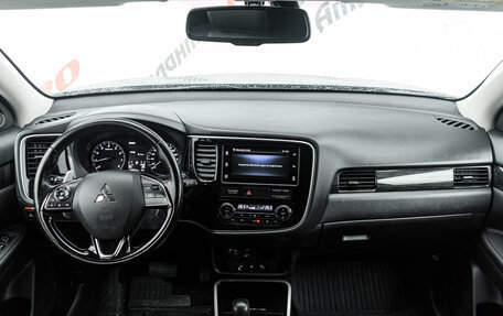 Mitsubishi Outlander III рестайлинг 3, 2017 год, 2 000 000 рублей, 11 фотография
