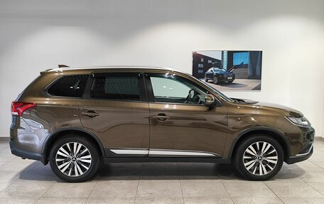 Mitsubishi Outlander III рестайлинг 3, 2019 год, 2 139 000 рублей, 4 фотография