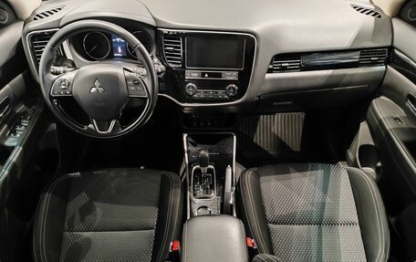 Mitsubishi Outlander III рестайлинг 3, 2019 год, 2 139 000 рублей, 10 фотография