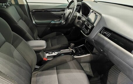 Mitsubishi Outlander III рестайлинг 3, 2019 год, 2 139 000 рублей, 9 фотография