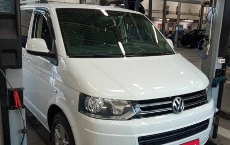 Volkswagen Caravelle T6 рестайлинг, 2015 год, 1 999 000 рублей, 2 фотография