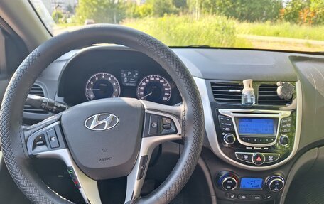 Hyundai Solaris II рестайлинг, 2012 год, 800 000 рублей, 6 фотография