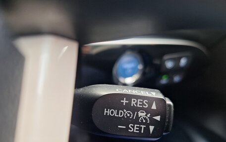 Toyota Prius IV XW50, 2017 год, 1 690 000 рублей, 12 фотография