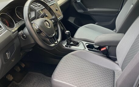 Volkswagen Tiguan II, 2019 год, 2 340 000 рублей, 2 фотография