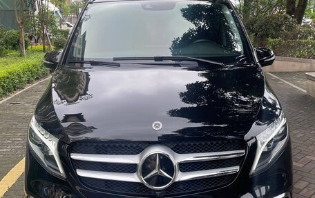Mercedes-Benz V-Класс, 2022 год, 7 600 000 рублей, 2 фотография