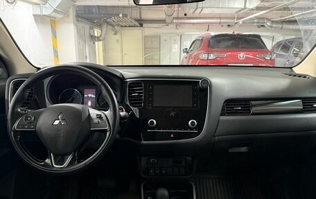 Mitsubishi Outlander III рестайлинг 3, 2021 год, 1 990 000 рублей, 5 фотография