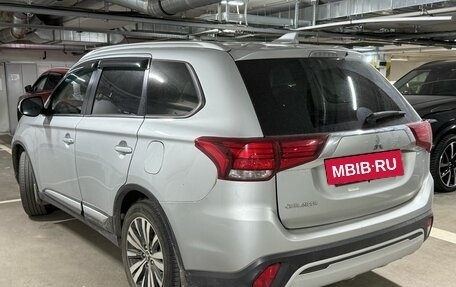 Mitsubishi Outlander III рестайлинг 3, 2021 год, 1 990 000 рублей, 4 фотография