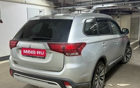 Mitsubishi Outlander III рестайлинг 3, 2021 год, 1 990 000 рублей, 3 фотография