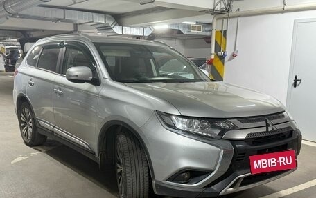 Mitsubishi Outlander III рестайлинг 3, 2021 год, 1 990 000 рублей, 2 фотография