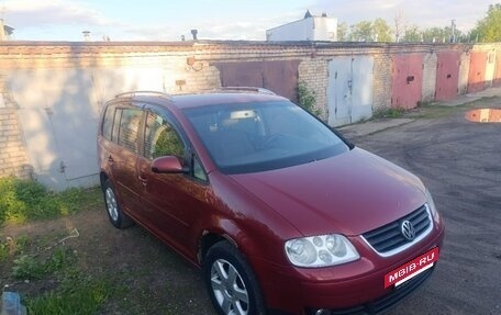 Volkswagen Touran III, 2005 год, 650 000 рублей, 2 фотография