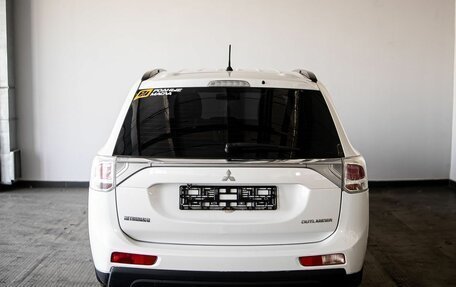 Mitsubishi Outlander III рестайлинг 3, 2013 год, 1 695 000 рублей, 5 фотография