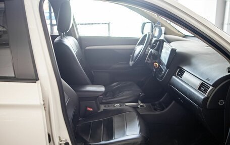 Mitsubishi Outlander III рестайлинг 3, 2013 год, 1 695 000 рублей, 18 фотография