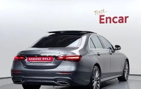 Mercedes-Benz E-Класс, 2022 год, 4 900 000 рублей, 2 фотография