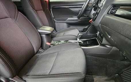 Mitsubishi Outlander III рестайлинг 3, 2019 год, 1 890 000 рублей, 13 фотография