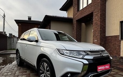 Mitsubishi Outlander III рестайлинг 3, 2019 год, 1 990 000 рублей, 1 фотография