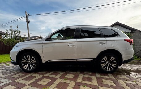 Mitsubishi Outlander III рестайлинг 3, 2019 год, 1 990 000 рублей, 3 фотография