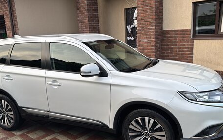 Mitsubishi Outlander III рестайлинг 3, 2019 год, 1 990 000 рублей, 4 фотография