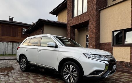 Mitsubishi Outlander III рестайлинг 3, 2019 год, 1 990 000 рублей, 2 фотография