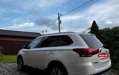 Mitsubishi Outlander III рестайлинг 3, 2019 год, 1 990 000 рублей, 8 фотография