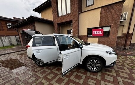 Mitsubishi Outlander III рестайлинг 3, 2019 год, 1 990 000 рублей, 10 фотография
