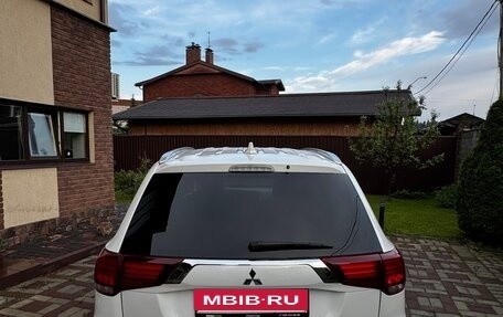 Mitsubishi Outlander III рестайлинг 3, 2019 год, 1 990 000 рублей, 9 фотография