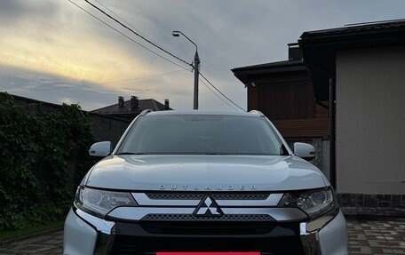 Mitsubishi Outlander III рестайлинг 3, 2019 год, 1 990 000 рублей, 12 фотография