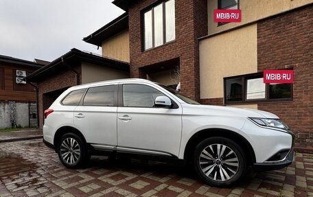 Mitsubishi Outlander III рестайлинг 3, 2019 год, 1 990 000 рублей, 5 фотография