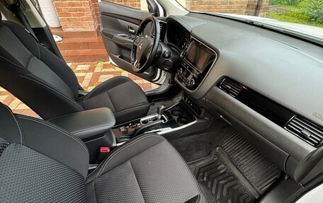 Mitsubishi Outlander III рестайлинг 3, 2019 год, 1 990 000 рублей, 14 фотография