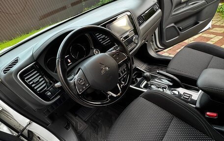 Mitsubishi Outlander III рестайлинг 3, 2019 год, 1 990 000 рублей, 15 фотография