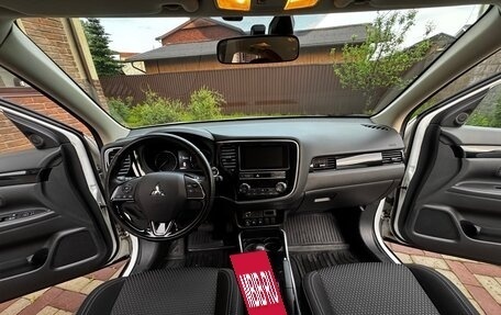 Mitsubishi Outlander III рестайлинг 3, 2019 год, 1 990 000 рублей, 16 фотография