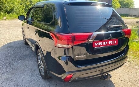 Mitsubishi Outlander III рестайлинг 3, 2016 год, 1 390 000 рублей, 3 фотография