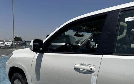 Toyota Land Cruiser Prado 150 рестайлинг 2, 2022 год, 5 700 000 рублей, 5 фотография