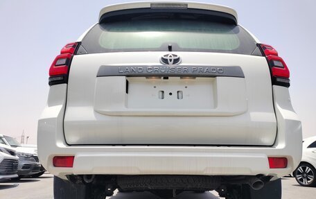 Toyota Land Cruiser Prado 150 рестайлинг 2, 2022 год, 5 700 000 рублей, 10 фотография