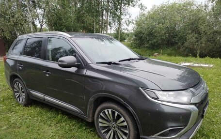 Mitsubishi Outlander III рестайлинг 3, 2018 год, 1 350 000 рублей, 5 фотография