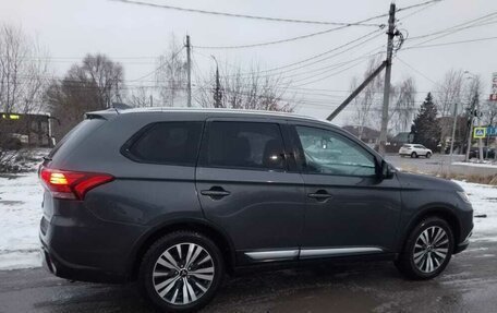 Mitsubishi Outlander III рестайлинг 3, 2018 год, 1 350 000 рублей, 2 фотография
