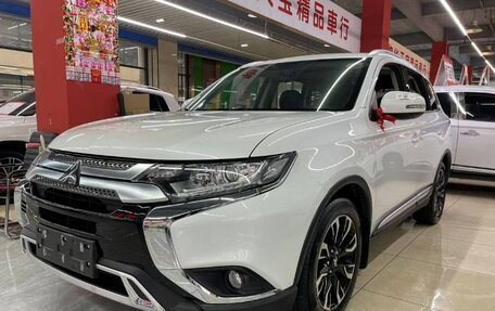 Mitsubishi Outlander III рестайлинг 3, 2021 год, 1 990 000 рублей, 2 фотография