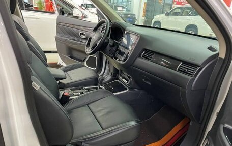 Mitsubishi Outlander III рестайлинг 3, 2021 год, 1 990 000 рублей, 6 фотография