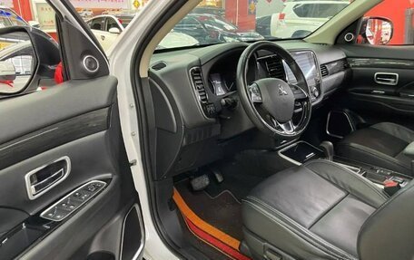 Mitsubishi Outlander III рестайлинг 3, 2021 год, 1 990 000 рублей, 4 фотография