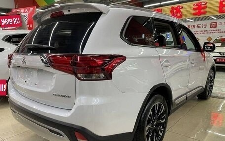 Mitsubishi Outlander III рестайлинг 3, 2021 год, 1 990 000 рублей, 3 фотография