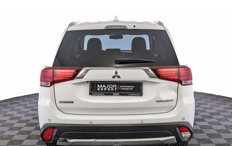 Mitsubishi Outlander III рестайлинг 3, 2018 год, 1 990 000 рублей, 6 фотография