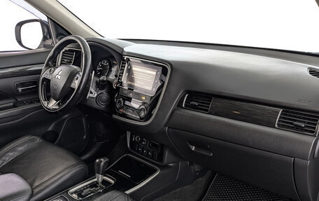 Mitsubishi Outlander III рестайлинг 3, 2018 год, 1 990 000 рублей, 13 фотография
